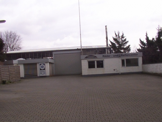 Gewerbehalle mit Nebenräumen und großem Parkplatz in Kaarst zu vermieten