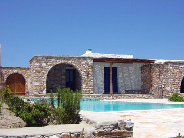 Neubauhäuser aus Naturstein auf Paros/Griechenland