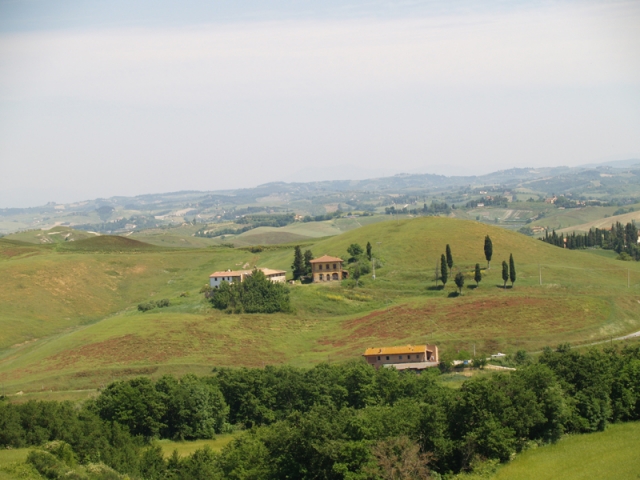 TOSKANA: GROSSES RUSTICO ZUM RESTAURIEREN, AUF ETWA 26 HA, MIT VIELEN NUTZUNGSM?