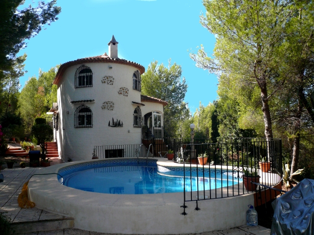 Villa im traditionellen spanischen Stil mit 3000 m2 Land. Gelegen in der begehrt
