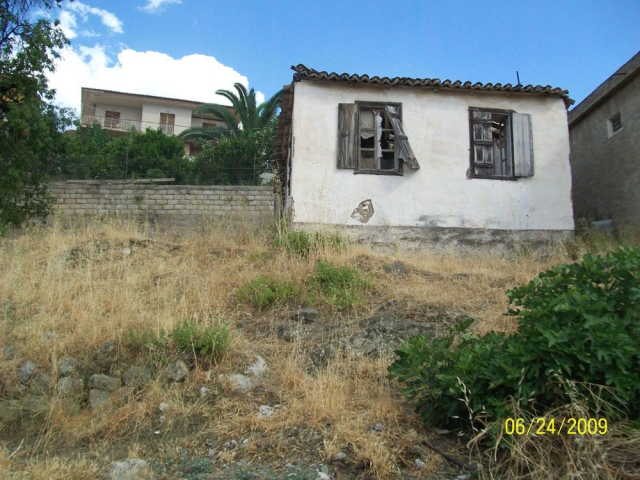 Altes sanierungsbeduerftiges Steinhaus nahe Epidaurus 