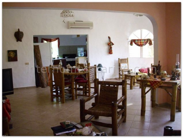 Haus mit 150 m (1 614 sqft) Wohnfläche, drei Schlafzimmer, drei Bäder auf 800 Haus mit 150 m (1 614 sqft) Wohnfläche, drei Schlafzimmer, drei Bäder auf 800