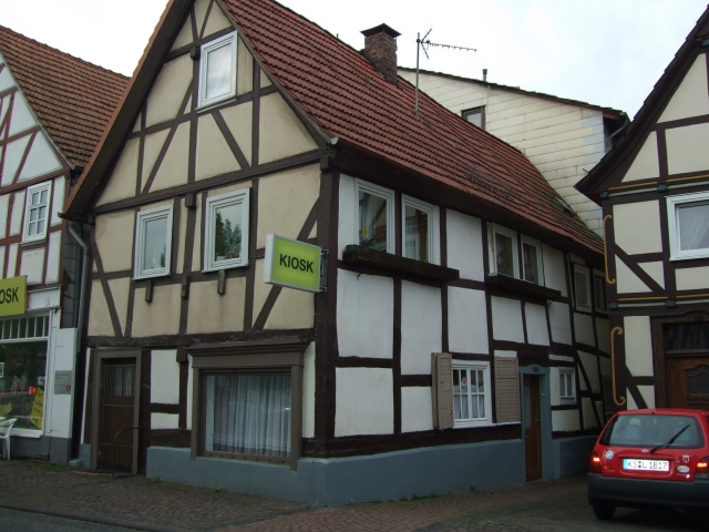 1-Familien Fachwerkhaus mit Ladenfläche & Parkplatz