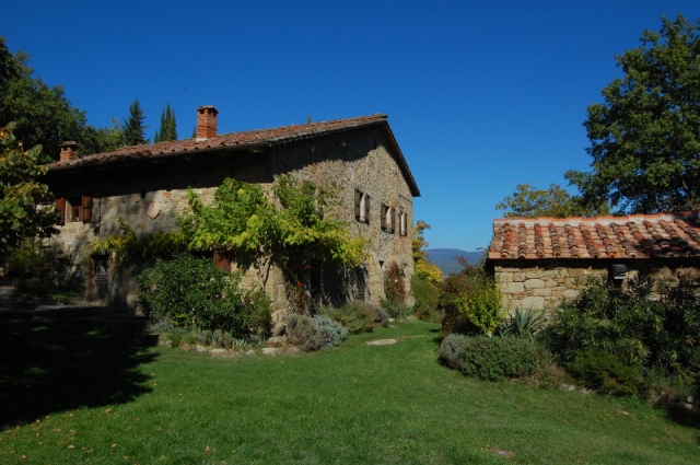 TOSKANA: Naturstein-Haus mit 2 Nebengebäuden und 20 Hektar Land in ruhiger Alle