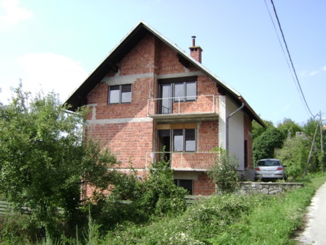 Haus umgeben fom gruener natur