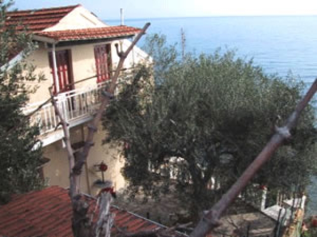 Die schoene Villa auf Korfu ist nur 10 m vom Meer gelegen/Nordgriechenland