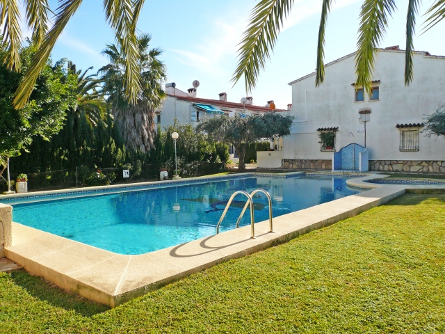Haus auf 2 Etagen mit privater Terrasse, Balkon und Gemeinschaftspool & Garten.