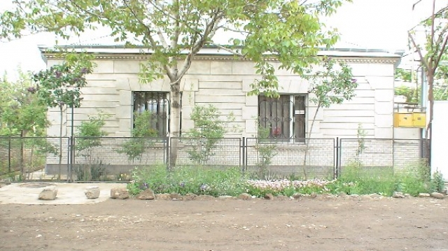 Ein hübsches Haus in Armenien mit Gewächshaus