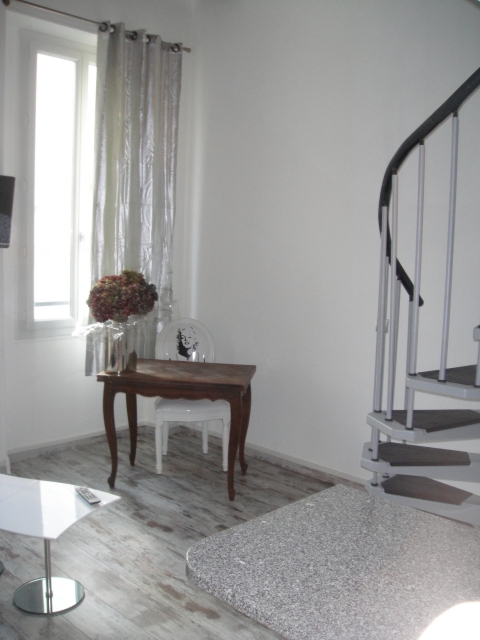 EINZIMMERWOHNUNG MIT SCHLAFZIMMER IN MEZZANINE