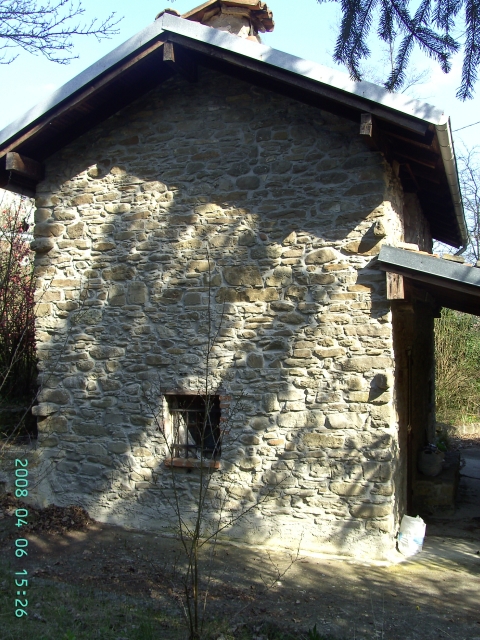 Unabhaengiges Landhaus mit 10.000 qm flachem Grundstueck in Ligurien zu verkaufe