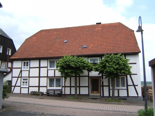 Großzügiges Wohnhaus, idyllisch gelegen mit ca. 100 qm  Stall