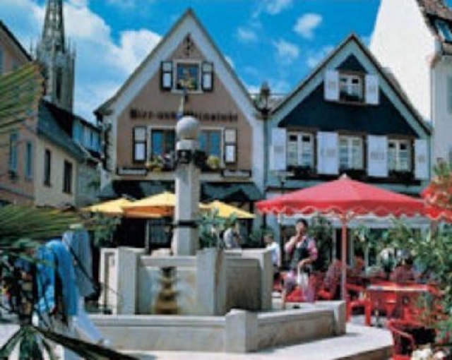 Laden in Fußgängerzone nahe Post und Bahnhof