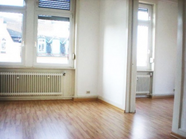 Nippes/Mauenheim: Schönes Ladenlokal mit Doppelgarage und elektrischen Rolläde