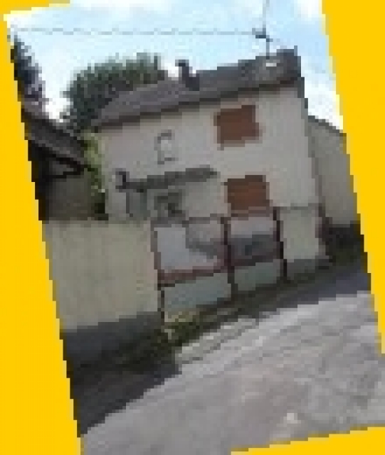 Kleines Haus mit Garten und Scheune
