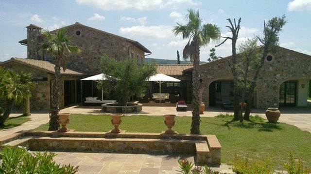 An individual Country house set in a peaceful and sought after location of Marem