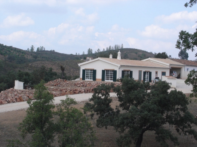 Neues Landhaus in den Hügeln der zentralen Algarve, Portugal
