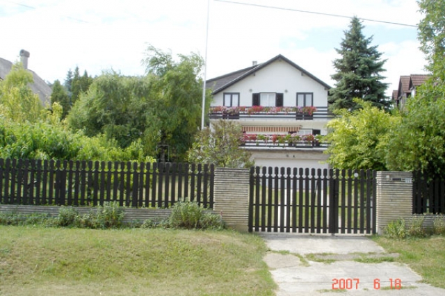 In Balatongyörök neben Plattensee mit sehr guter Panorama auf den See, mit all