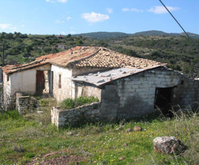Sanierungsbeduerftiges Natursteinhaus nahe Petalidi/Griechenland