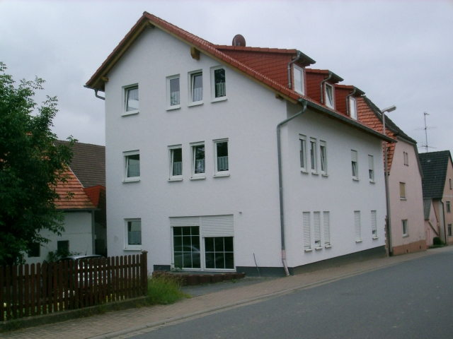 Hochwertige, helle 4-Zimmer, Küche, Bad Wohnung in 3 Familienhaus Kaltmiete: 30