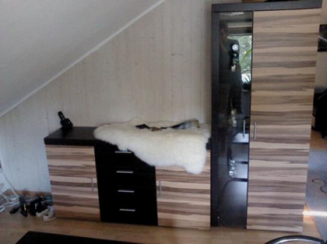 Gut geschnittene 2 Zimmer Dachgeschoss-Wohnung mit Ausblick zur Zwischenmiete