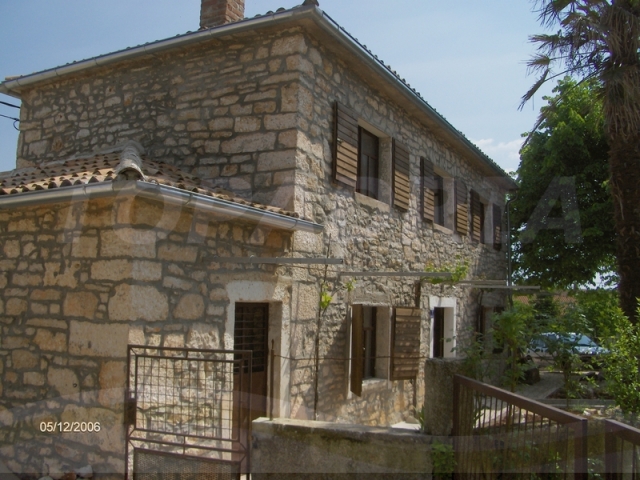 Freistehendes Naturstein-Landhaus mit Garten und Garage im Herzen Istriens